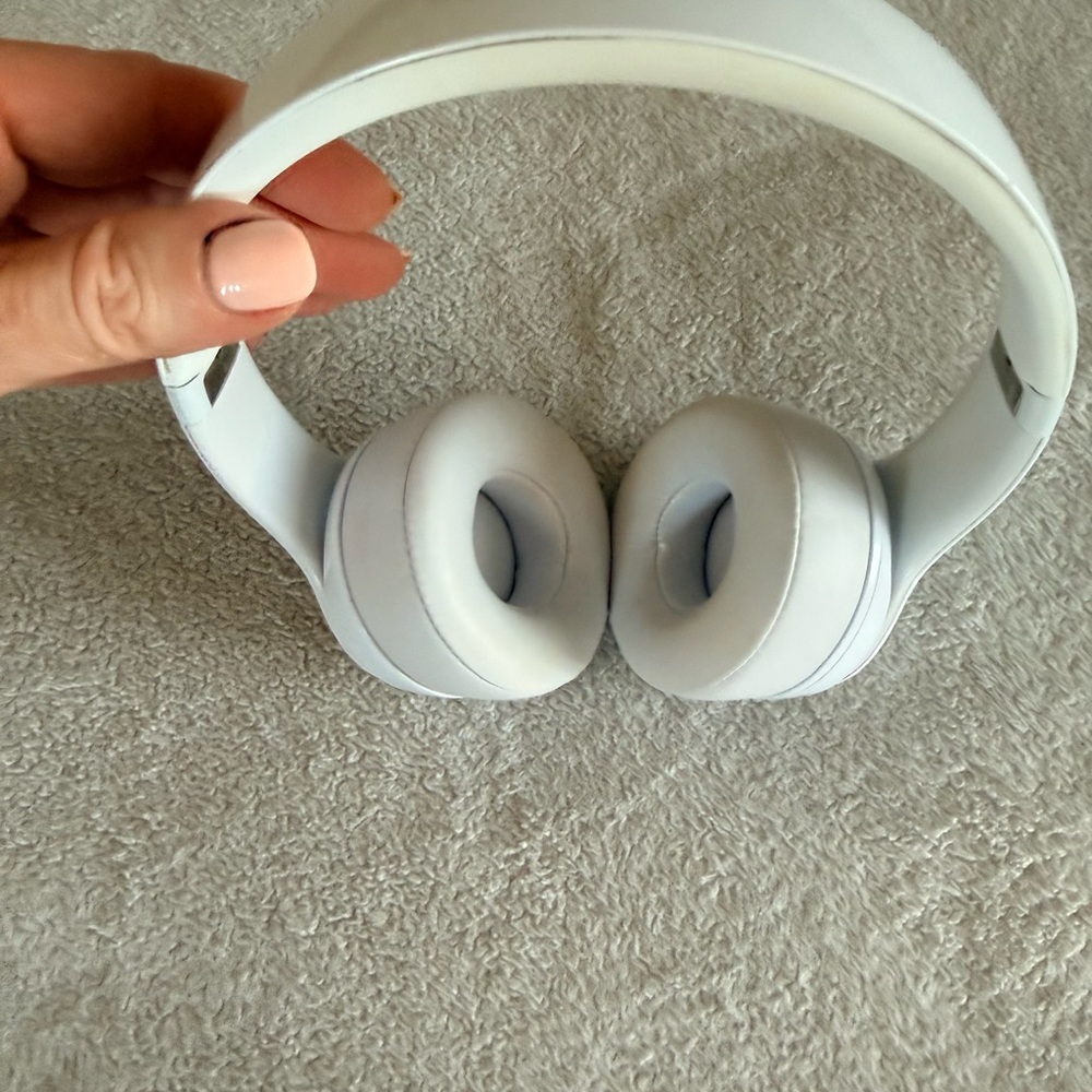 Dr. Dre Beats noise cancelling Wireless Over-Ear Headphones - White - Picture 5 of 8